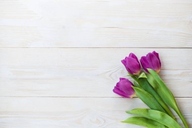 Ahşap masa üzerinde renkli lale. Üstten görünüm, kopya alanı