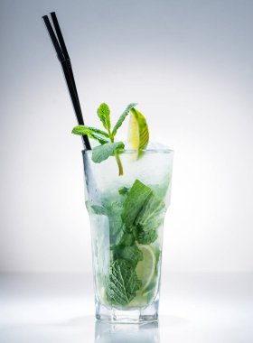 Limonlu ve naneli mojito kokteyli.
