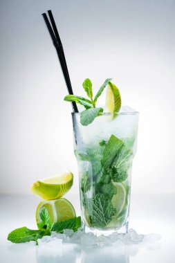 Limonlu ve naneli mojito kokteyli.