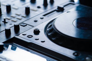 Bir gece kulübünde DJ kabini