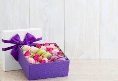 çiçekler kutusundaki metinle spa ahşap bir zemin üzerine bir acıbadem kurabiyesi