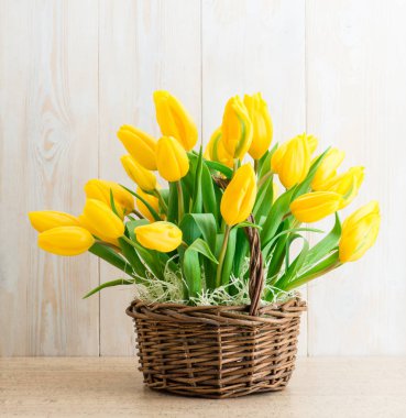 Ahşap sepet içinde sarı laleler