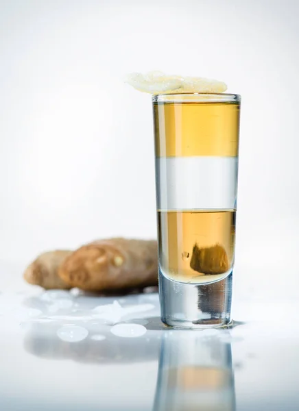 Cocktail alcolico girato su uno sfondo chiaro — Foto Stock