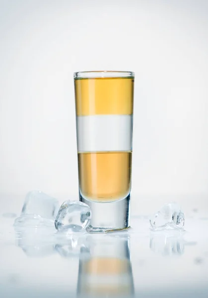 Cóctel de alcohol sobre un fondo claro — Foto de Stock