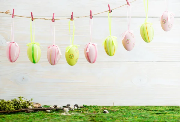 Huevos colgantes de Pascua sobre fondo madera . — Foto de Stock