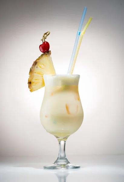 Coquetel pina colada com um pedaço de abacaxi — Fotografia de Stock