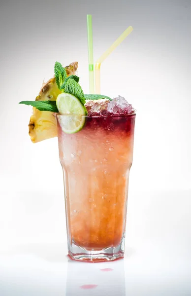 Tropische maitai cocktail ananas — Stockfoto