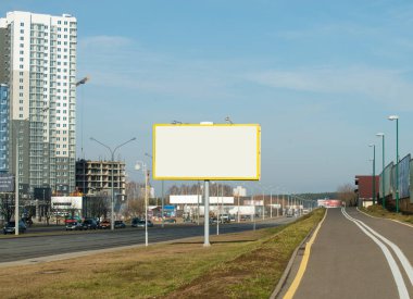 Şehir caddesinde boş ilan panosu
