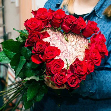 Buket-kalp kız yakın çekim elinde