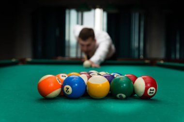 Bilardo havuzu oyun, atlet ile işaret yakın çekim
