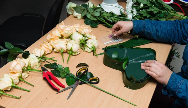 花屋の仕事で花束の少女を作る — ストック写真