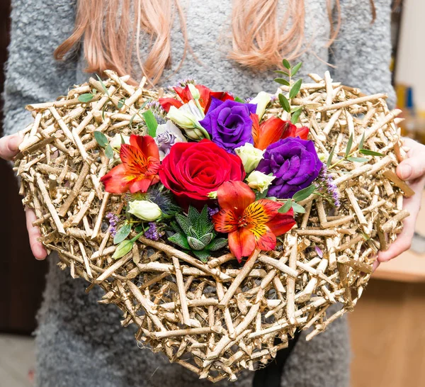 Mädchen mit einem Blumenstrauß in den Händen Geschenk in Nahaufnahme — Stockfoto