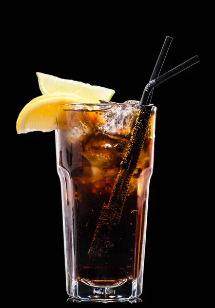 Cocktail Cubalibra isolato su nero, rum con cola — Foto Stock