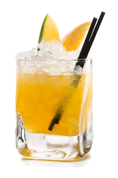 Cocktail alcoholic alcoholic with fresh mango isolated — Stock Photo, Image