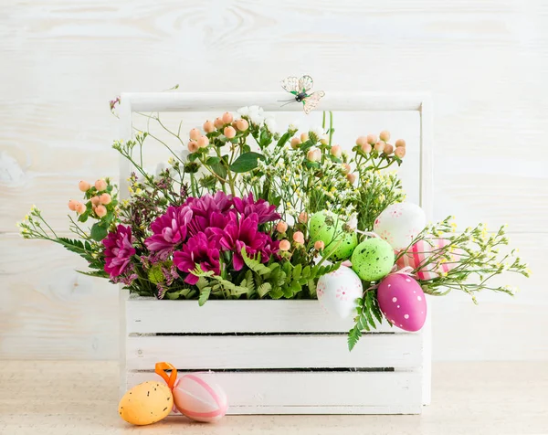 Composición floral con huevos de Pascua — Foto de Stock