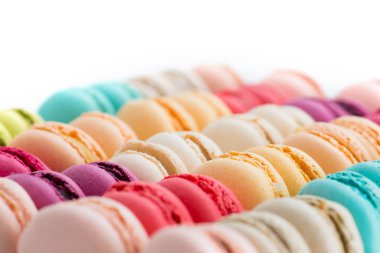 Renkli yakın çekim üzerinde beyaz izole macaroons
