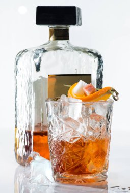 Viski, buz, portakal ve şeker ile alkollü kokteyl