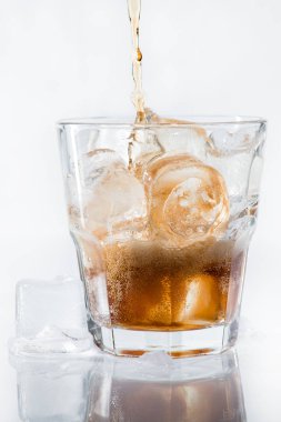 akış kola bir bardak buz içine dökülür