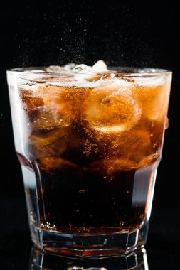 Bir cam Co kabarcıkları sıçramasına ile buz cola