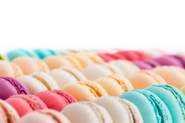 Renkli yakın çekim üzerinde beyaz izole macaroons