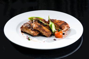 Beyaz bir tabak ızgara sığır eti