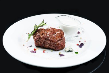 Izgara domuz eti beyaz bir plaka üzerinde