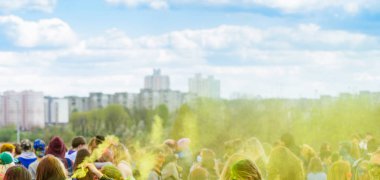 Tatil bayram, gençlerin eller dans duman