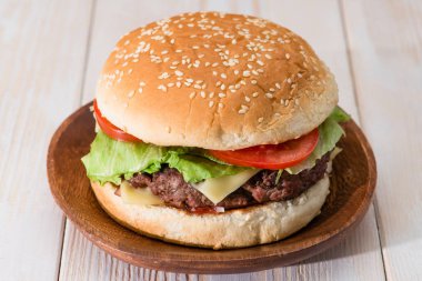 Klasik burger yakın çekim