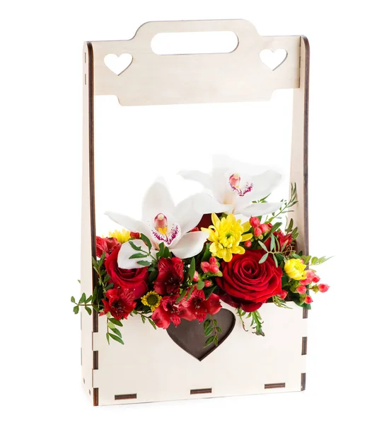 Caixa de madeira com flores frescas rosa e orquídea — Fotografia de Stock