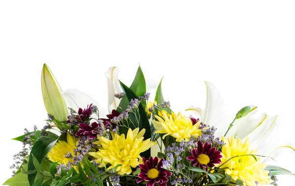 Coffret cadeau avec fleurs de lys fraîches et chrysanthème isolé sur w — Photo