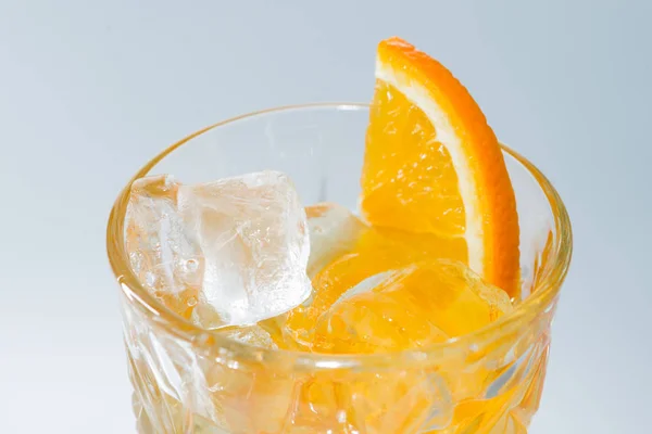 Cóctel de alcohol con vista superior naranja y hielo — Foto de Stock