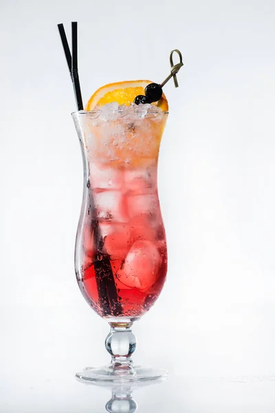 Cóctel alcohólico rojo con chokeberry y hielo — Foto de Stock