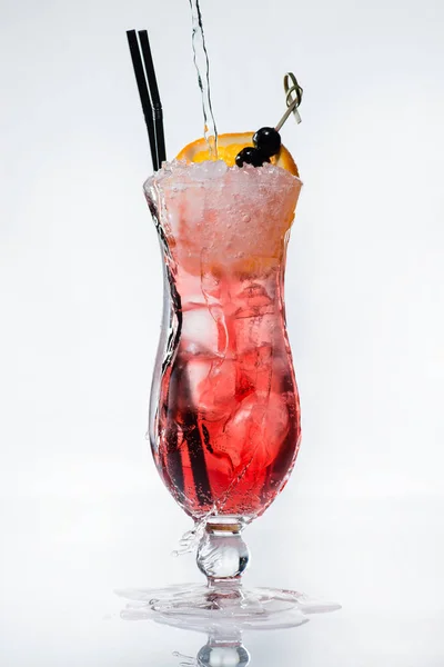L'alcool est versé dans un cocktail close-up — Photo