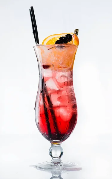 Алкогольний коктейль з чорною чорницею та льодом — стокове фото
