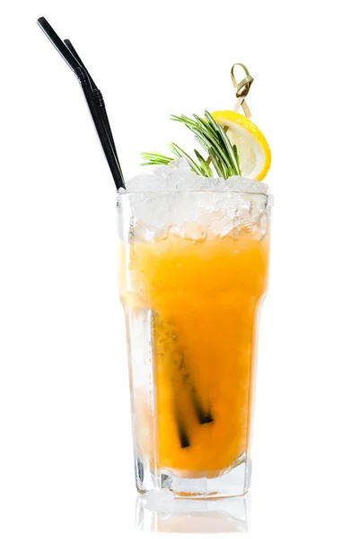 橙色酒精鸡尾酒波旁威士忌酸在海波与柠檬 — 图库照片