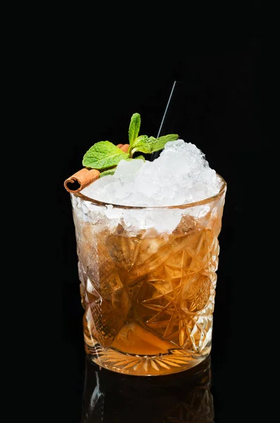 Eredeti koktél jég menta és fahéj, whisky — Stock Fotó