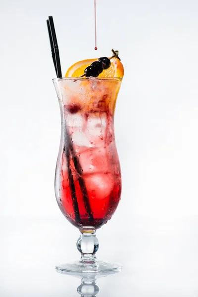 Cóctel alcohólico rojo con chokeberry y hielo — Foto de Stock