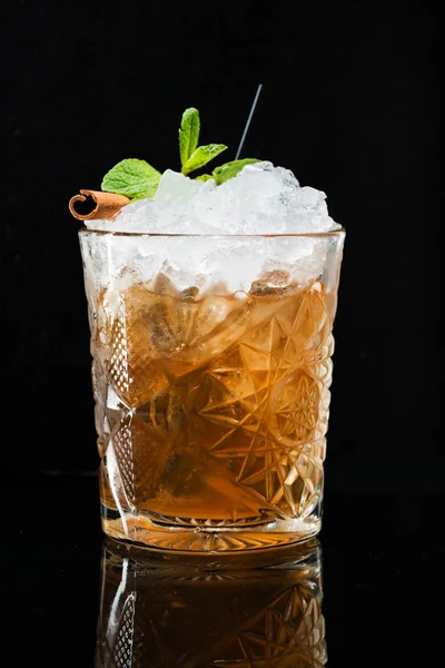 Origineller Cocktail mit Minze und Zimt, Whisky mit Eis — Stockfoto