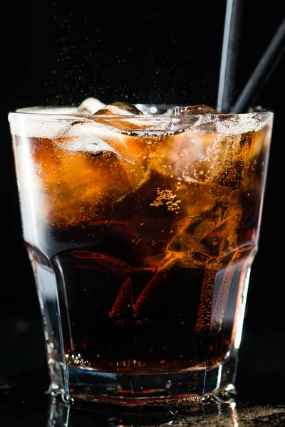 Refreshing drink of cola and ice in a glass — Stock Photo, Image