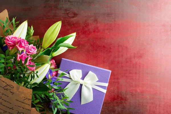 Boeket bloemen en geschenkdoos platte lay — Stockfoto