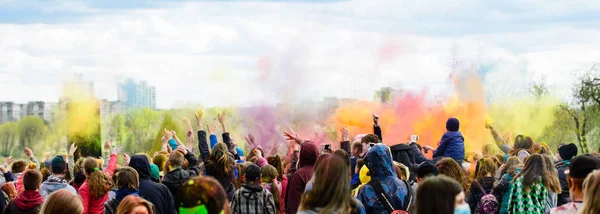 Holiday holi, young people in smoke dancing hands up — Stock Photo, Image