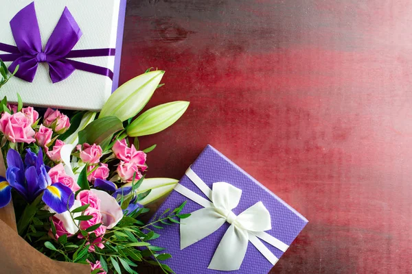 Bouquet fleurs et coffret cadeau plat lay — Photo