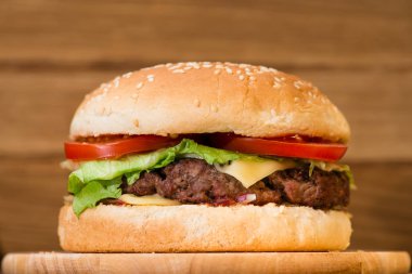 Klasik burger yakın çekim