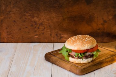 Ahşap arka plan boşaltmak lezzetli burger