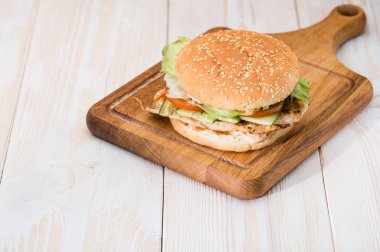 Ahşap arka plan boşaltmak lezzetli burger