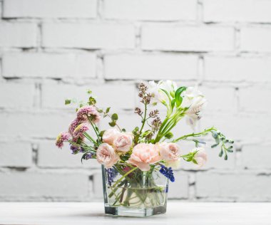 vazo ile taze çiçekler yakın çekim