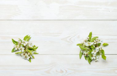 Elma armut ahşap arka plan bahar çiçekleri