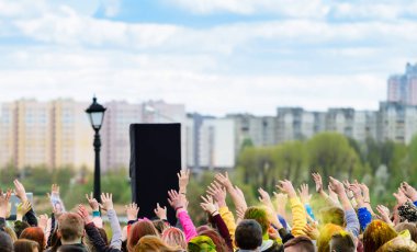 Tatil bayram, gençlerin eller dans duman