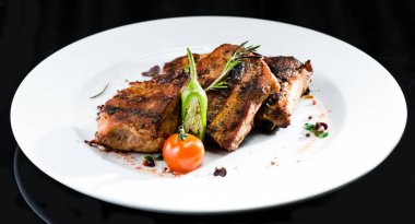 Beyaz bir tabak ızgara sığır eti