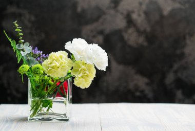 vazo ile kopya alanı ile taze çiçekler yakın çekim